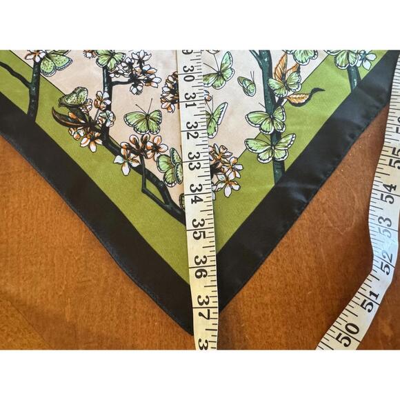 Elegant Floral Print Scarf with Butterflies - Picture 5 of 5